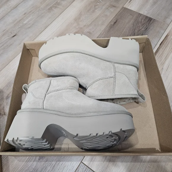 UGG Women's Ultra Mini New Heights (US Women's 7) - Picture 5 of 6
